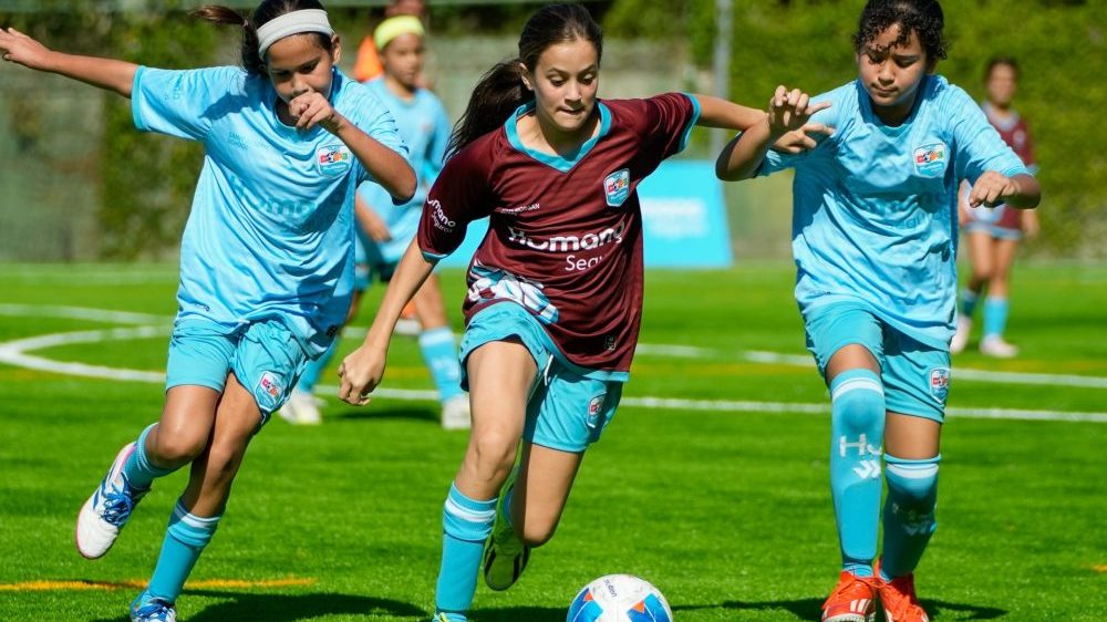 Jugadoras del St. Michael's celebrando su remontada en la semifinal de la Copa Humano Seguros 2026 en Barça Academy Santo Domingo