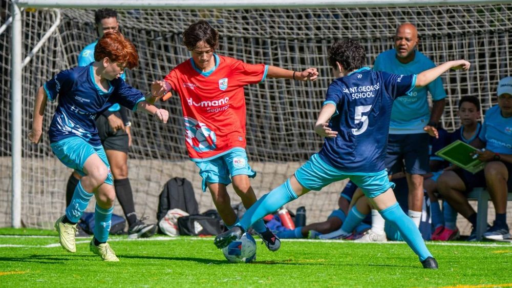 Jugadores sub-13 en la apertura de la Copa Intercolegial de Fútbol Humano Seguros en Barça Academy Santo Domingo