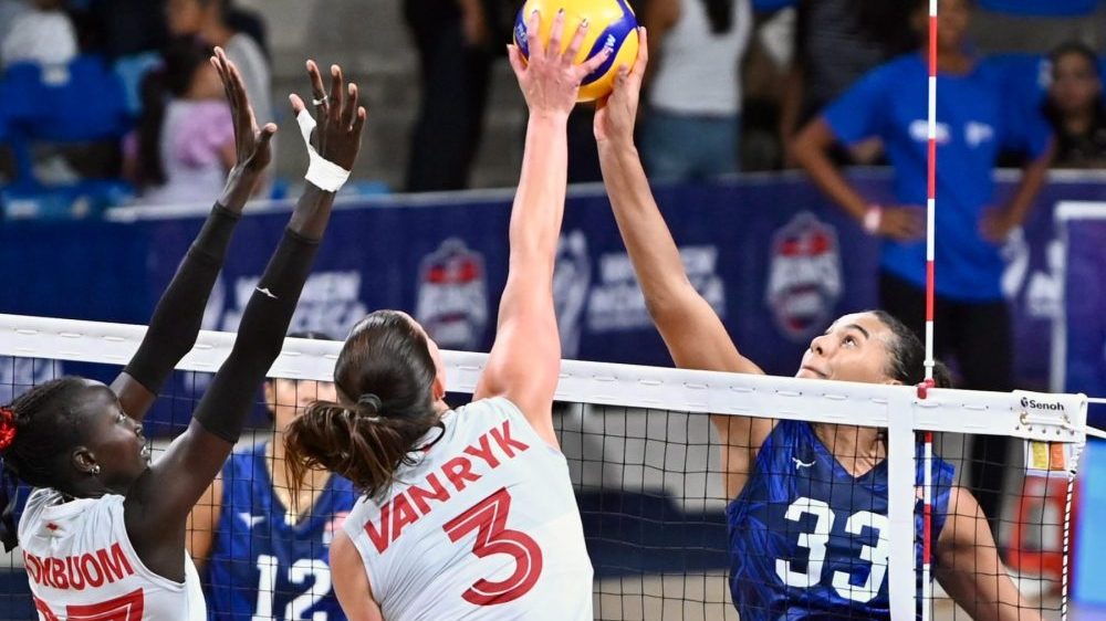 Jugadoras de voleibol femenino en acción durante un partido internacional de la FIVB