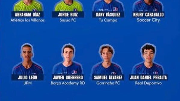 Jóvenes futbolistas dominicanos sub-15 en entrenamiento con camiseta de la selección nacional