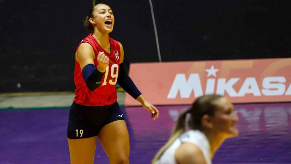 Jugadoras de Estados Unidos celebran el título de la Copa Panamericana de Voleibol Femenino ante República Dominicana en León, México