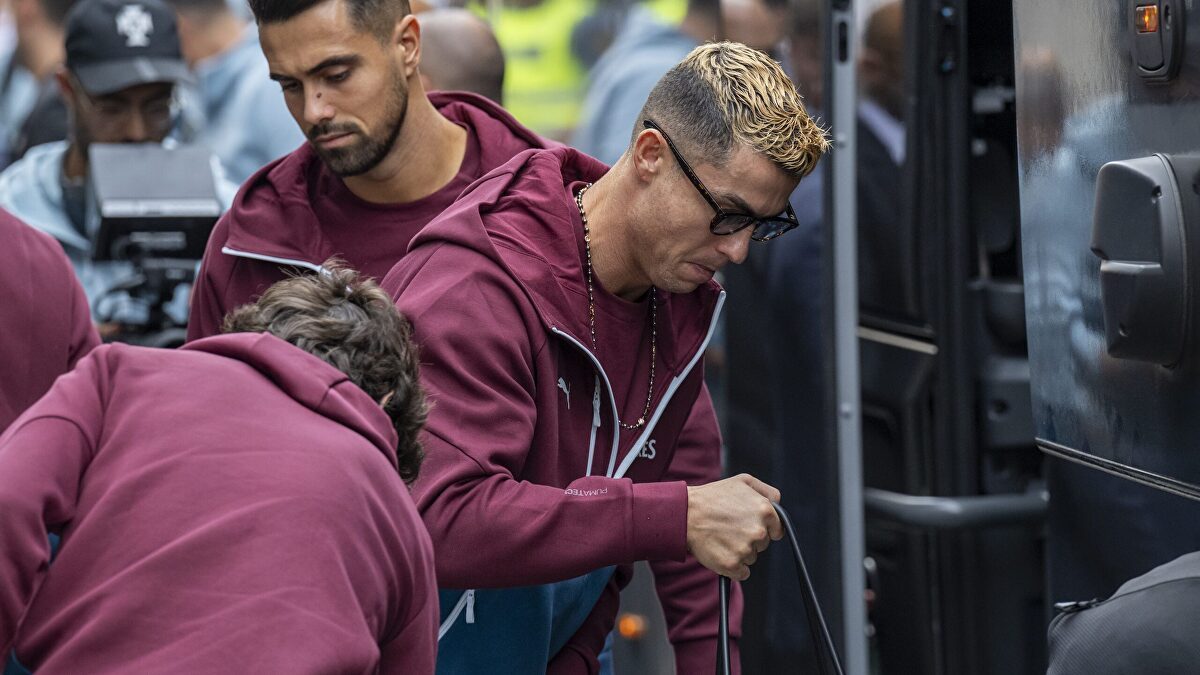 Cristiano Ronaldo sale del estadio Parken de Copenhague en una furgoneta negra tras abandonar la concentración de Portugal