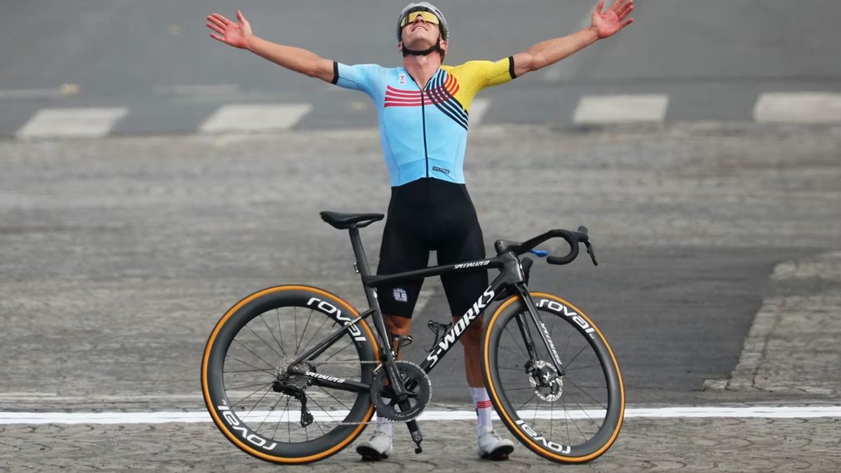 Remco Evenepoel en posición aerodinámica durante una contrarreloj con su maillot de campeón del mundo