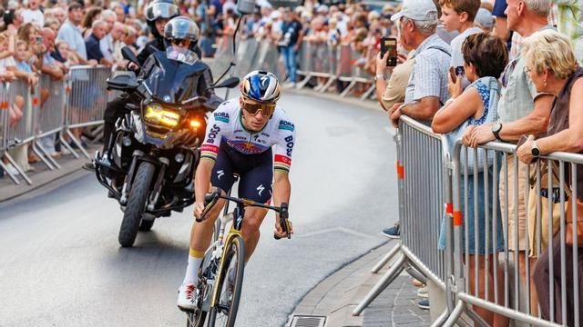 Remco Evenepoel en posición aerodinámica durante una contrarreloj