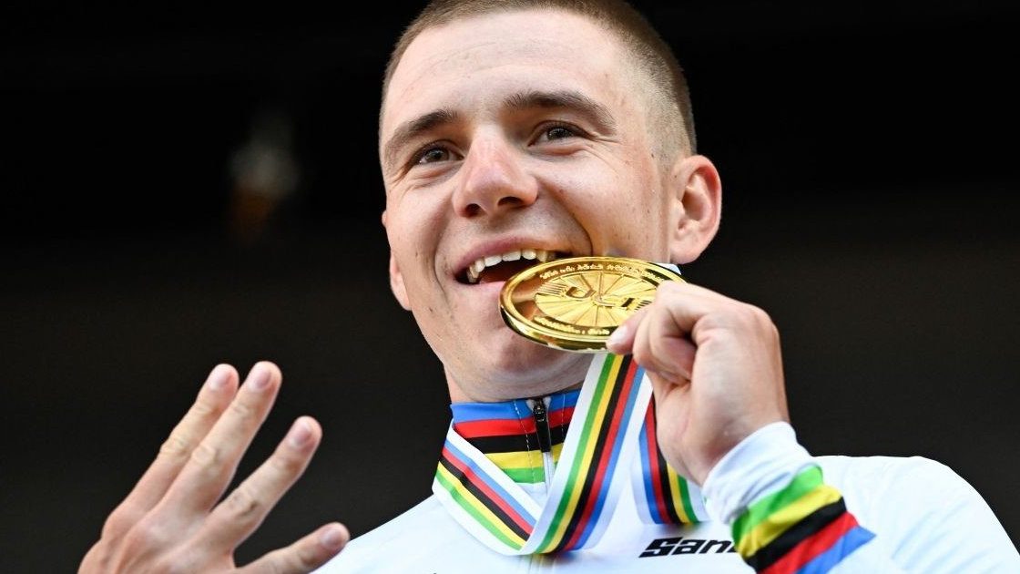 Remco Evenepoel celebra su cuarto título mundial consecutivo de contrarreloj en el Mundial de Ciclismo de Montreal 2026