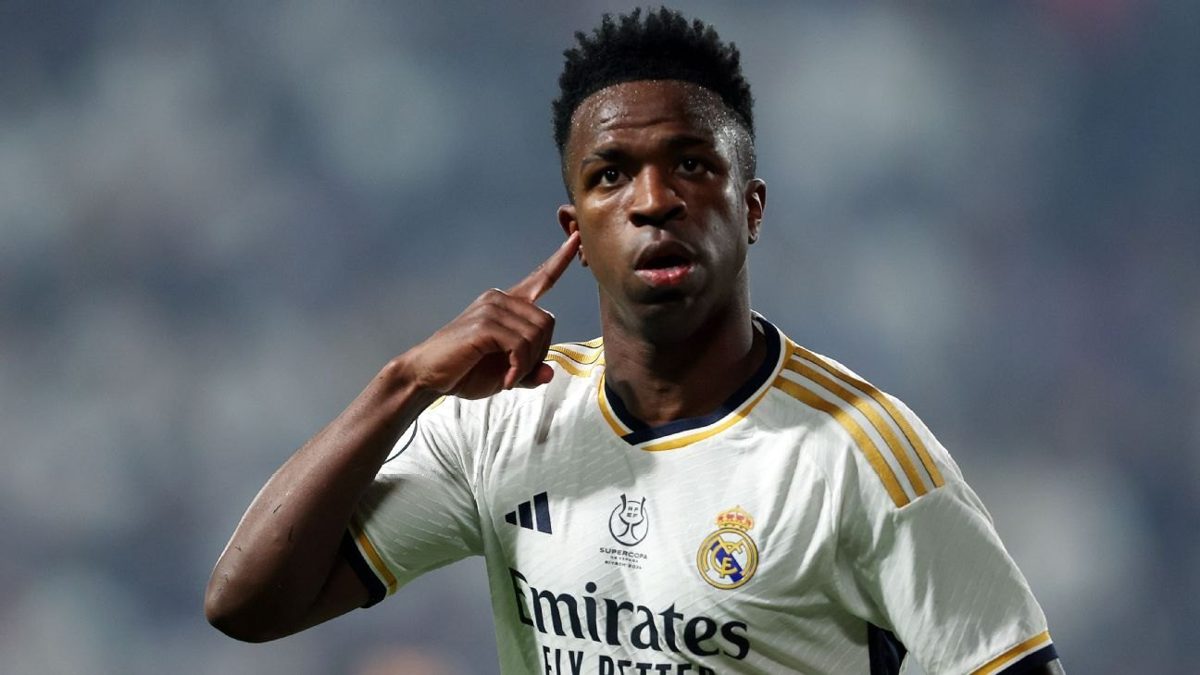 Vinicius Junior siendo separado por compañeros del Real Madrid tras su expulsión ante el Villarreal en LaLiga
