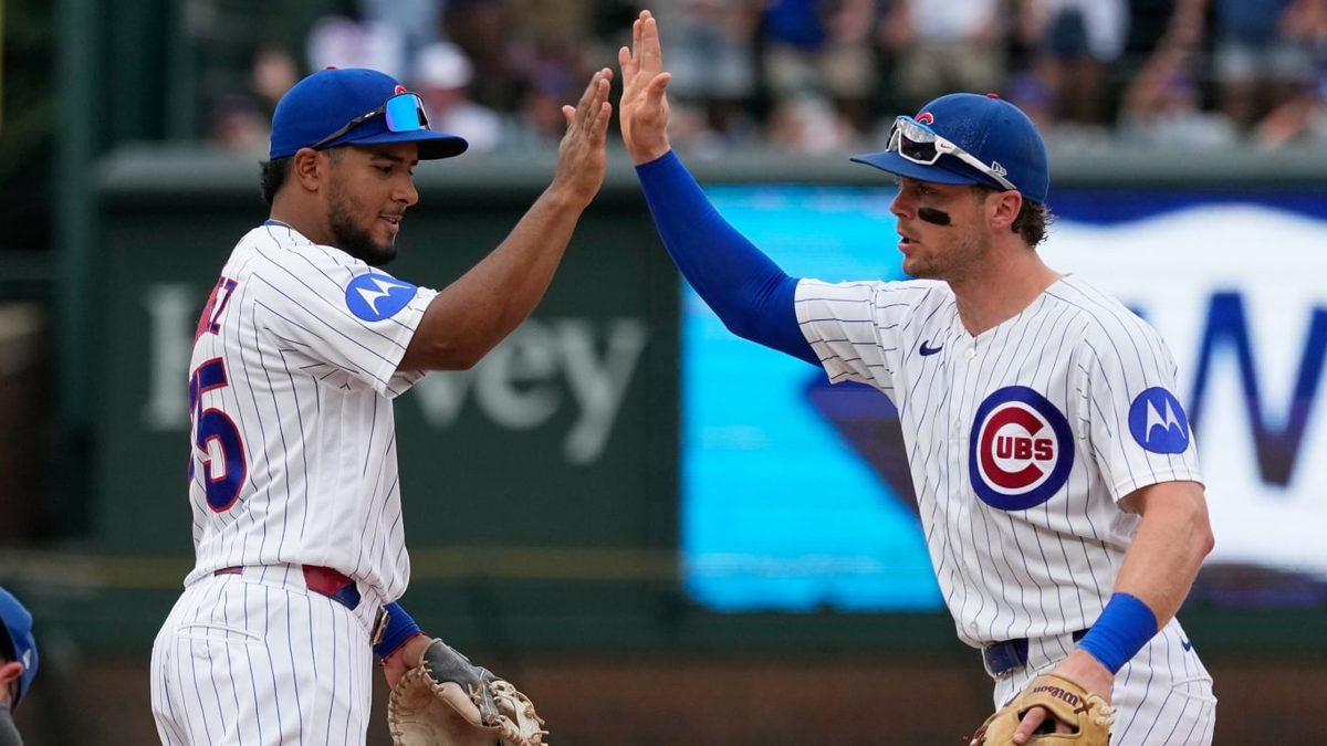 Pedro Ramírez celebra su jonrón ante Paul Skenes en Wrigley Field durante el juego Cubs vs Pirates