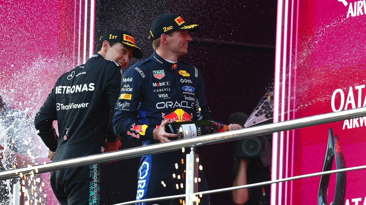 George Russell celebra su victoria en el Gran Premio de Azerbaiyán de F1 con Max Verstappen a 0.196 segundos detrás
