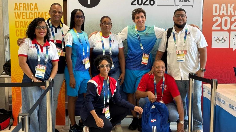 Atletas dominicanos con la bandera nacional preparándose para los Juegos Olímpicos de la Juventud Dakar 2026 en Senegal
