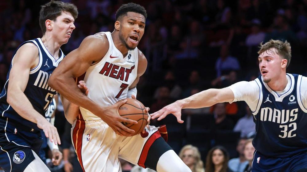 Cooper Flagg y Kyrie Irving celebran victoria de Dallas Mavericks 113-109 sobre Miami Heat