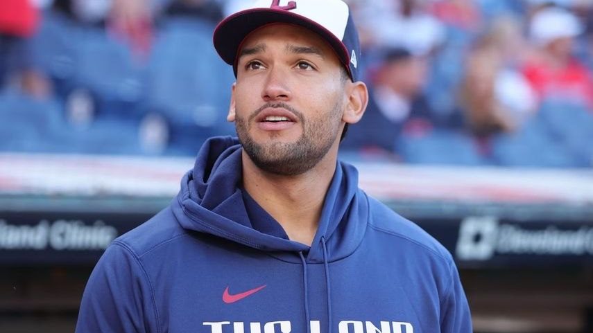 Daniel Espino, lanzador de los Guardianes de Cleveland, en el montículo durante la postemporada de la MLB