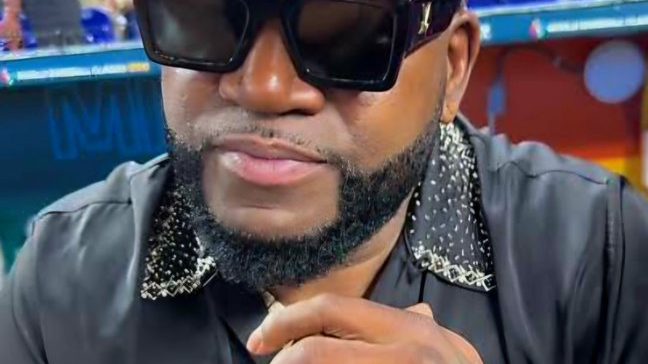 David Ortiz hablando en micrófono durante entrevista en radio dominicana sobre caso Santo Caraballo