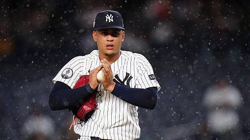 Alexander Cornielle lanzando en su debut con los Yankees de Nueva York bajo la lluvia ante los Orioles de Baltimore