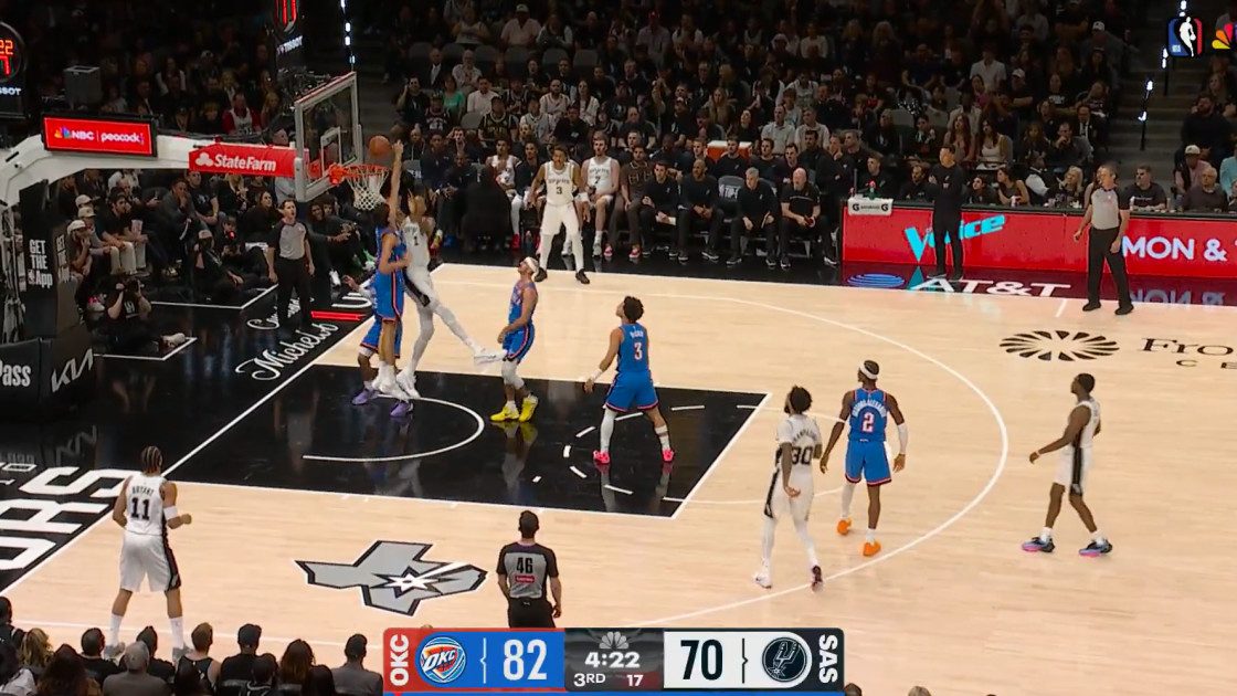 Aday Mara tapona a Victor Wembanyama durante el debut del español en la NBA con los Oklahoma City Thunder