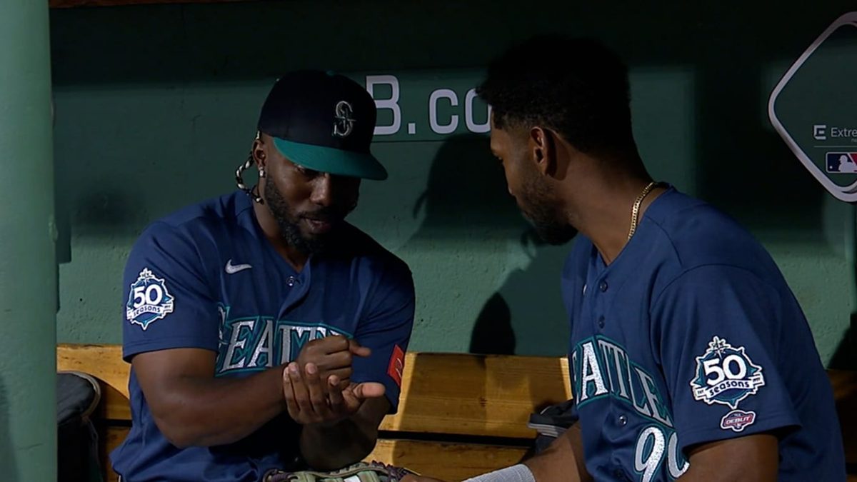 Lázaro Montes celebra su primer jonrón en las Grandes Ligas junto a Randy Arozarena en el dugout de los Mariners en Fenway Park