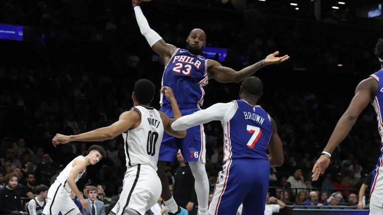 LeBron James con uniforme de los Philadelphia 76ers durante su debut en la pretemporada de la NBA ante los Brooklyn Nets