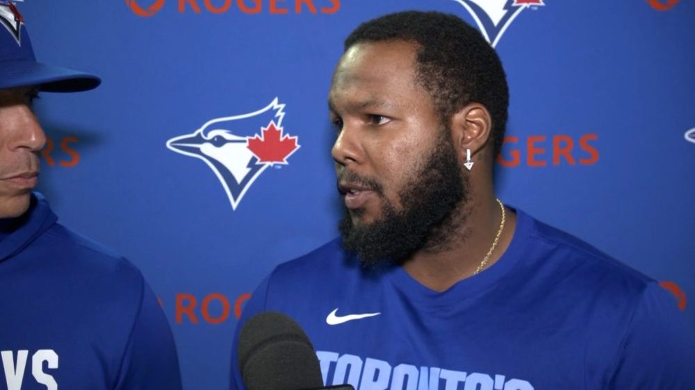 Vladimir Guerrero Jr. hablando con la prensa en Camden Yards, Baltimore, tras la eliminación de los Azulejos