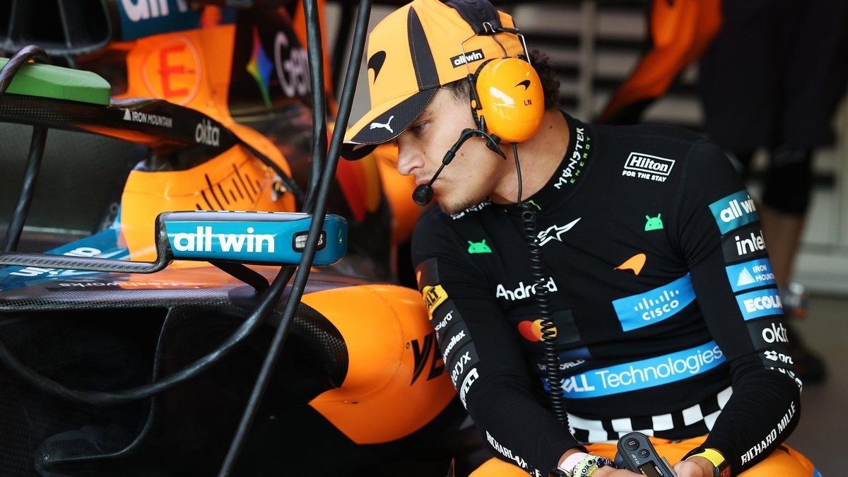 Lando Norris al volante del McLaren MCL40 durante los entrenamientos libres del Gran Premio de Azerbaiyán en Bakú