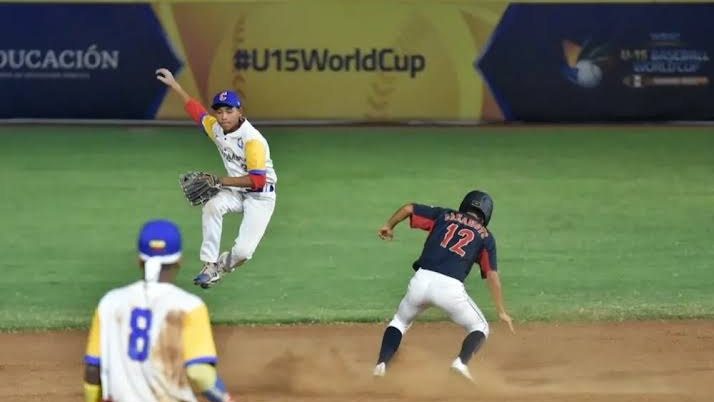 Peloteros juveniles de República Dominicana y Japón en el Parque Kukulcán durante el Mundial U-15