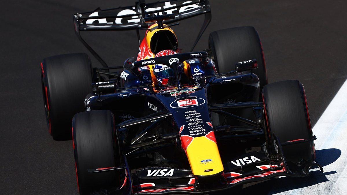 Max Verstappen en el cockpit del Red Bull RB22 durante una sesión de clasificación en la temporada 2026 de Fórmula 1