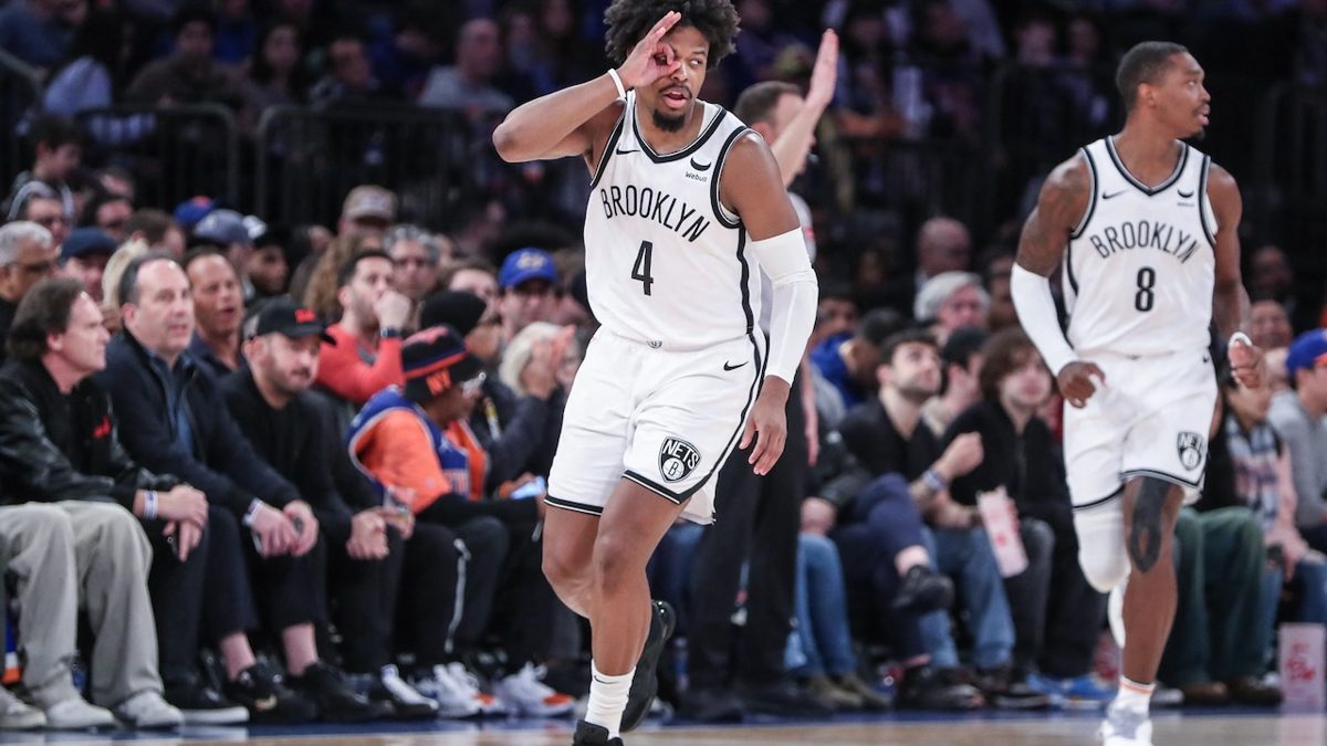 Dennis Smith Jr. con uniforme de baloncesto durante un partido de la NBA