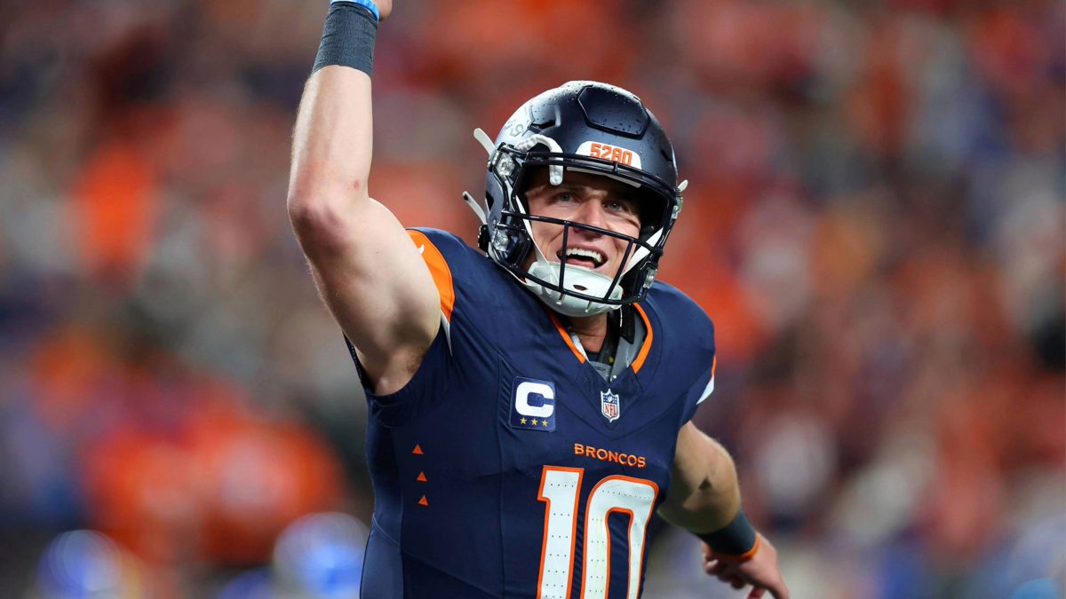 Bo Nix celebra touchdown en el Mile High Stadium durante la remontada de los Denver Broncos ante los Los Angeles Rams