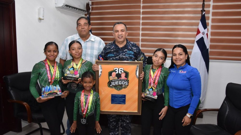 General Orison Olivense Minaya recibiendo placa de reconocimiento de deportistas francomacorisanos en San Francisco de Macorís