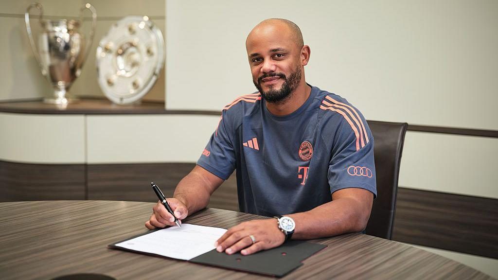Vincent Kompany, entrenador del Bayern Munich, en el banquillo durante un partido de Champions League