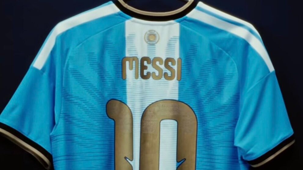 Lionel Messi con la camiseta especial número 10 con detalles dorados para su último partido con Argentina