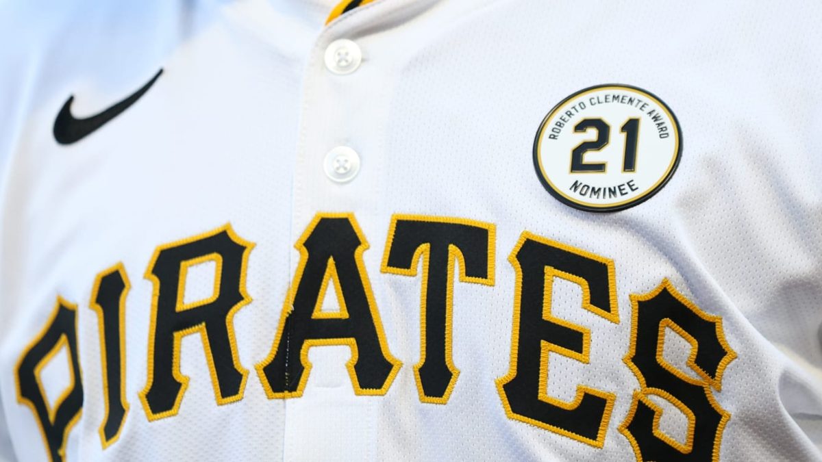 Peloteros de MLB con parche del número 21 en honor a Roberto Clemente durante el Día de Roberto Clemente 2026