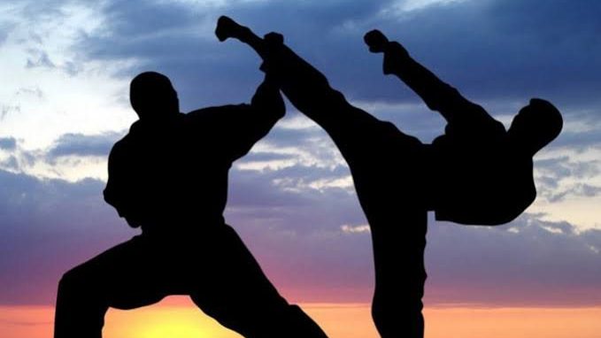Practicante de karate ejecutando una kata en un dojo tradicional durante el Día Mundial de Karate