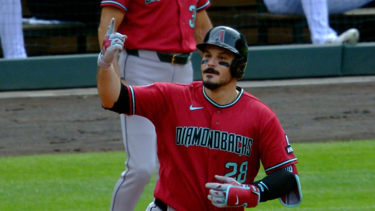 Brandon Pfaadt abridor de los Diamondbacks de Arizona en el montículo durante un juego de temporada regular MLB 2026