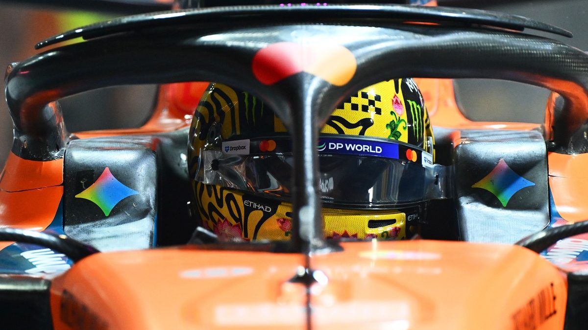 Lando Norris y Oscar Piastri en los boxes de McLaren durante la clasificación sprint del Gran Premio de Singapur 2026