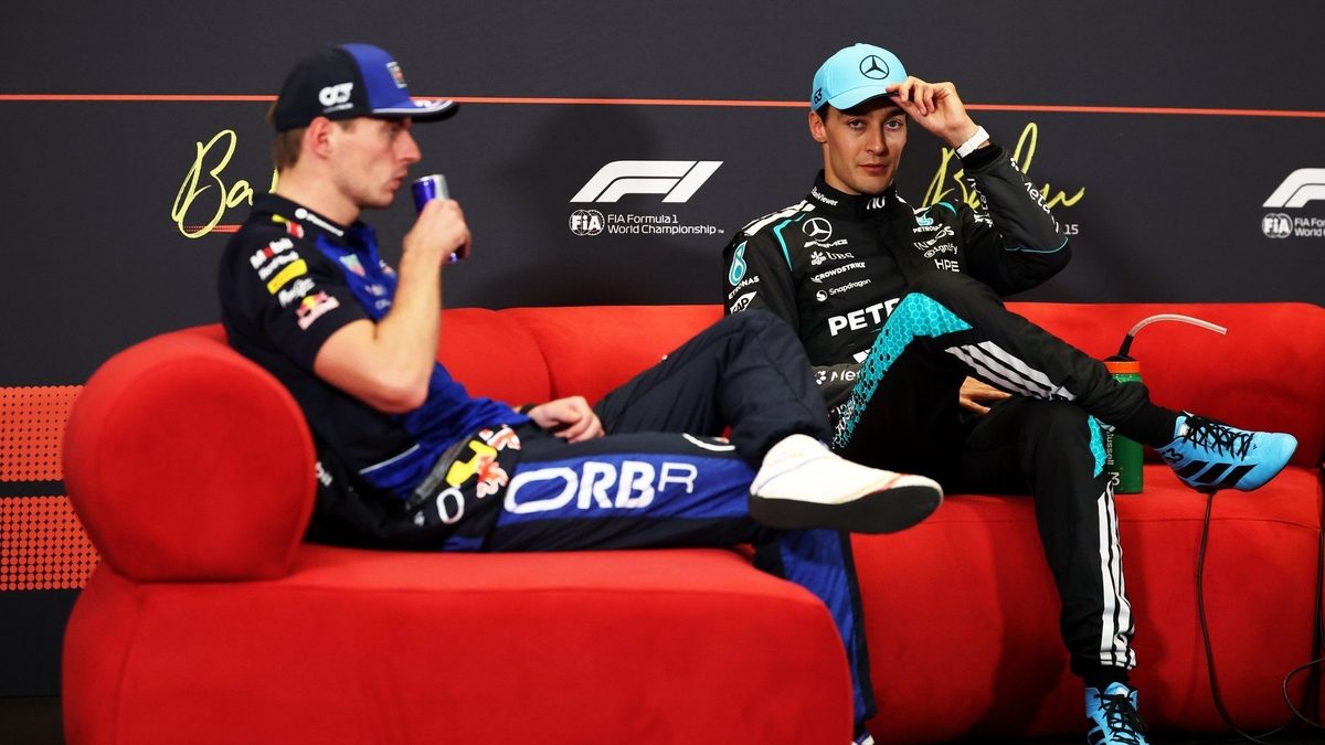 Max Verstappen en su Red Bull persiguiendo a George Russell por las calles del Circuito Urbano de Bakú en el Gran Premio de Azerbaiyán 2026