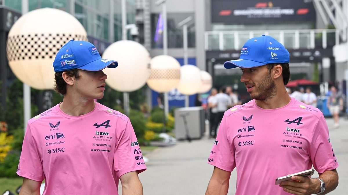 Pierre Gasly y Franco Colapinto en el box de Alpine durante el Gran Premio de Singapur 2026