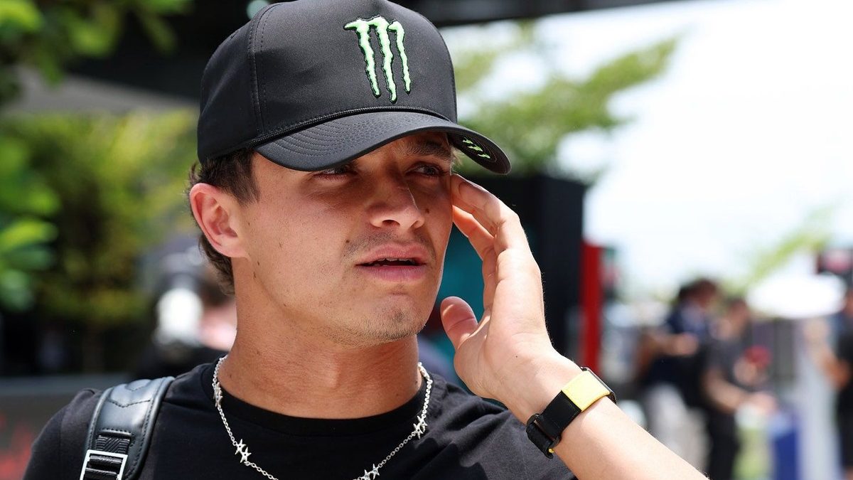 Lando Norris llega al circuito de Sepang el jueves antes del Gran Premio de Malasia 2026