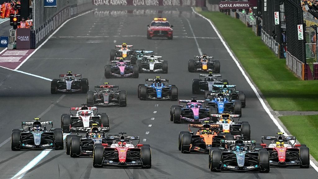 Largada de un Gran Premio de Fórmula 1 con monoplazas acelerando en la primera curva