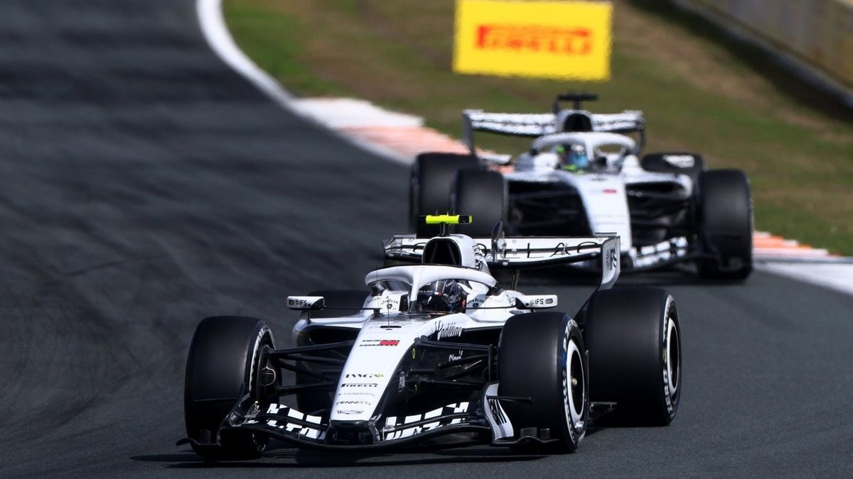Pat Symonds y Sergio Pérez con el equipo Cadillac en el paddock de Fórmula 1 temporada 2026