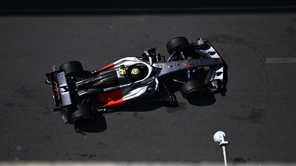 Nico Hülkenberg y Gabriel Bortoleto en el garaje de Audi F1 Team durante la clasificación en Bakú