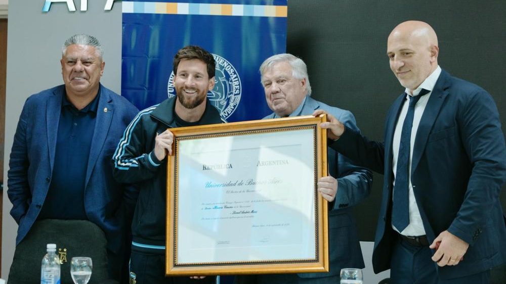 Lionel Messi recibiendo la medalla del doctorado honoris causa de la Universidad de Buenos Aires en Ezeiza