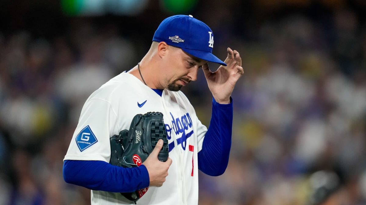 Blake Snell sale del montículo en Dodger Stadium tras ceder tres jonrones ante los Brewers en el Juego 3 de la NLCS 2026