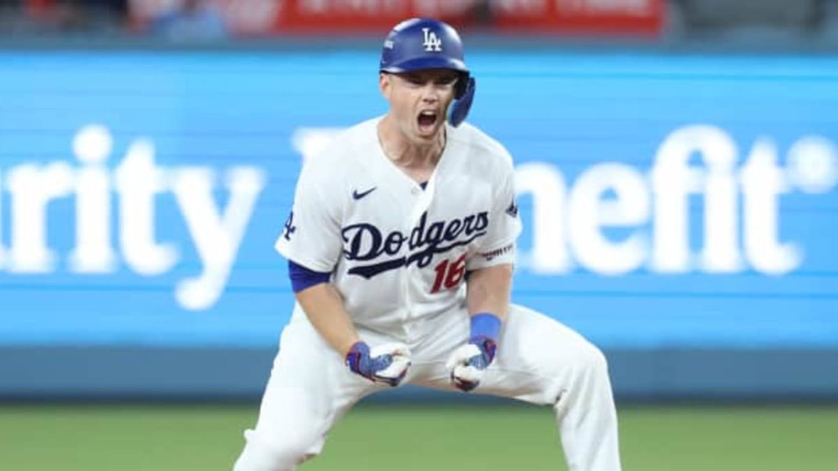 Dave Roberts en el dugout de los Dodgers durante el Juego 3 de la NLCS 2026 ante los Cerveceros de Milwaukee