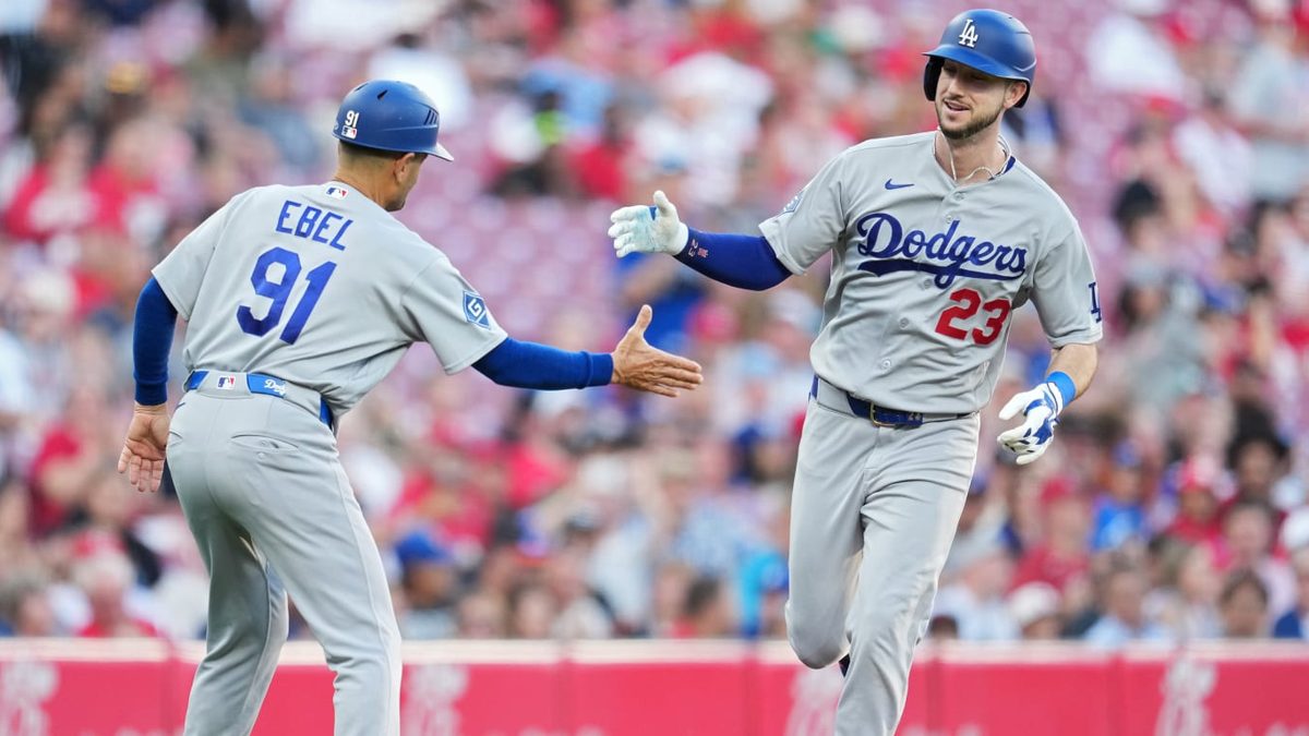 Kyle Tucker y Teoscar Hernández celebran en el terreno tras la victoria de los Dodgers que los clasificó a los playoffs de la MLB 2026