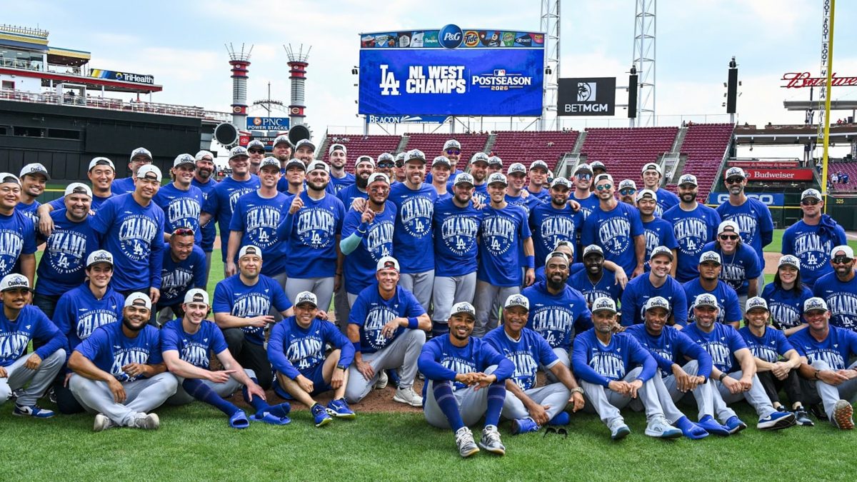 Jugadores de los Dodgers celebrando el título del NL West 2026 en el clubhouse del Great American Ball Park en Cincinnati