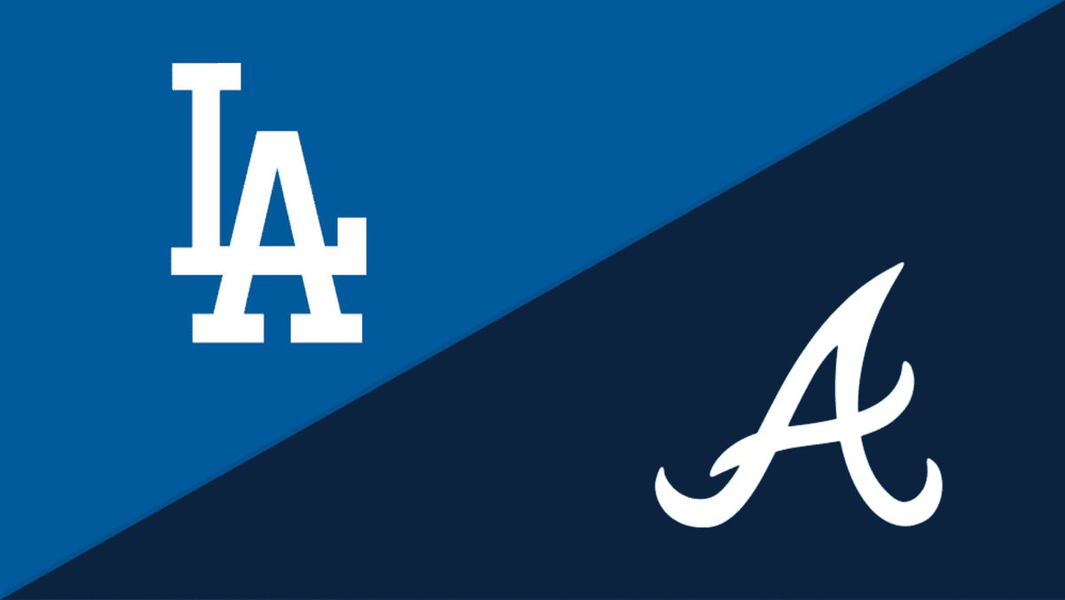 Jugadores de los Dodgers y los Braves en el campo durante un partido de MLB