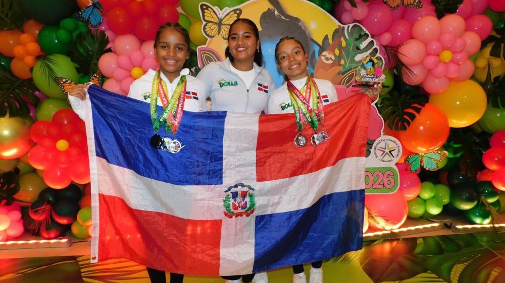 Gimnastas de Dolls Gymnastics de San Francisco de Macorís posando con sus medallas en el torneo IGA 2026 en Panamá