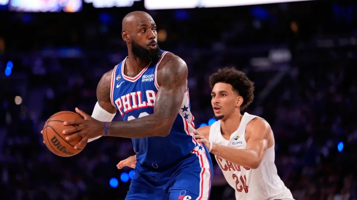 LeBron James con uniforme de los Philadelphia 76ers durante un partido de la NBA 2026