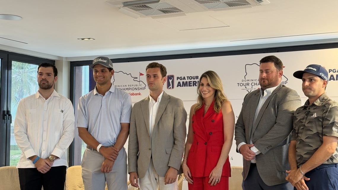 Golfistas compitiendo en el campo PGA Ocean's 4 junto al Mar Caribe en Playa La Romana durante el Dominican Republic Tour Championship 2026