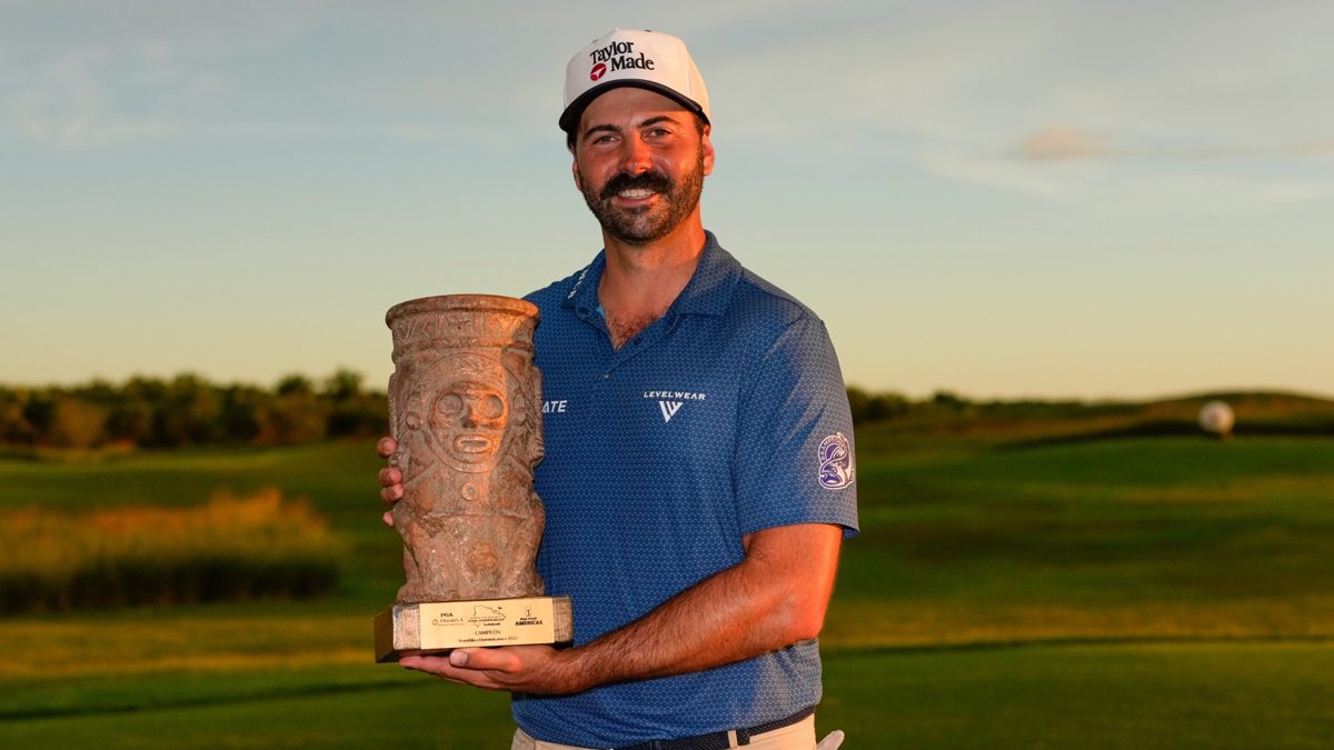 Joey Savoie celebra su victoria en el Dominican Republic Tour Championship en PGA Ocean's 4, Playa Nueva Romana