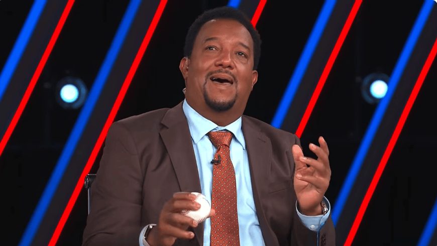 Pedro Martínez en estudio de TBS analizando la actuación de Drew Rasmussen contra los Yankees en la postemporada